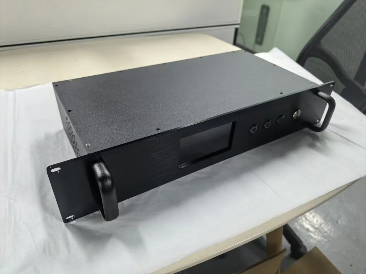 黑色机架式广播电视监测仪实物，包含前面板显示屏和操作按钮